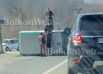 Aksident në Rinas/ Automjeti që transporton para përmbyset në mes të rrugës