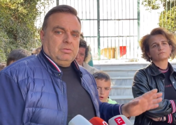 “14-vjeçari hyn me pistoletë në klasë, dhe … duart lart”/ Bojkotohet mësimi në Sarandë, prindërit dalin në protestë
