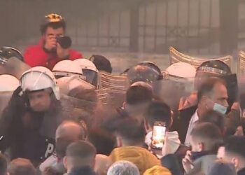 Shashka e flakadanë/ Protestuesit tentojnë të hyjnë në Parlament, ja çfarë po ndodh në protestën e Berishës