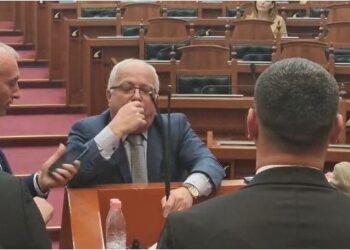 VIDEOLAJM/ Kaosi në foltoren e Kuvendit, deputeti Spaho shkul mikrofonat