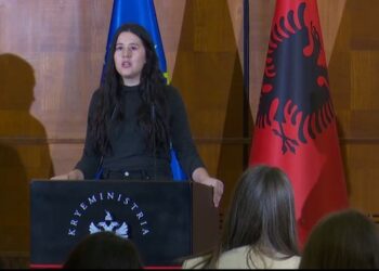 “Mos ikni, qëndroni këtu”/ Studentja nga Përrenjasi flet para Ramës: Në 2019 më thatë “puno fort”, por zgjodha emigrimin. Kuptova se e kisha gabim