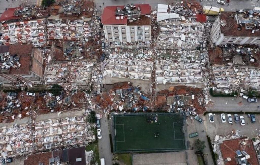 Tërmeti me mijëra viktima/ Erdogan shpall gjendjen e jashtëzakonshme për 3 muaj