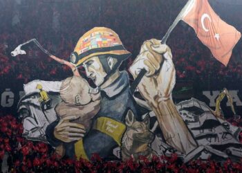 FOTO / Koreografia spektakolare e tifozëve turq në nder të ekipeve të kërkim-shpëtimit