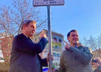Kryeministri i Bavarisë në Tiranë! Vizitën e nisi me një takim me Veliajn në sheshin ‘Strauss’