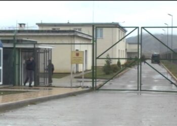 I dënuari me burgim të përjetshëm dhunon policin në burgun e Drenovës