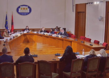 “Shtyni mbledhjet që të merrni 20 mijë lekëshin”, debate në këshillin legjislativ për vendimet e GJK