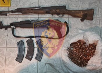 5 adoleshentë konfliktohen me njëri-tjetrin në Mat, 17-vjeçarit kapet me kallashnikov me 800 fishekë