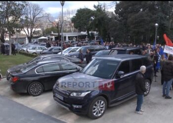 Oborri plot me Range Rover e Benz-Mercedesa, protestuesit vend gati te kangjellat