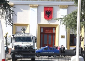 Forca të shumta policie në Kuvend, gati edhe autoblindi për shpërndarjen e turmave