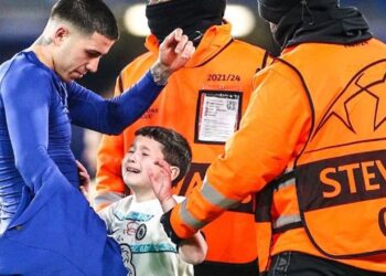 Vogëlushi shqiptar futet në fushë duke qarë, futbollisti argjentinas i jep fanellën Mesit të vogël