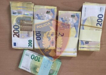 Mbi 61 mijë euro të fshehura në makinë, nis hetimi për një 32-vjeçar në Kukës