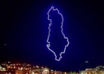VIDEO/ Mbi 500 dron spektakël te Liqeni i Tiranës, krijojnë hartën e Shqipërisë dhe zemrën