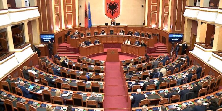 Debate në Kuvend për arrestimin e nënës lehonë në Shkodër / Çupi: Duhet debat; Bushka: S’ka nevojë, po marrim masat