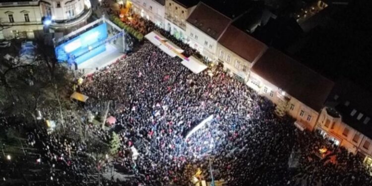 Protestë masive në Beograd në prag të takimit në Ohër, Vuçiç: Lufta e Tretë Botërore nuk është larg