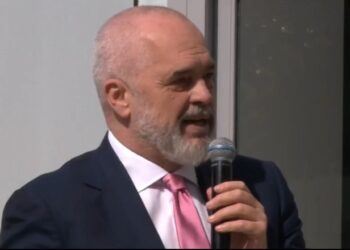 “Po hartojmë draftin”/ Rama: Nuk do jepen më lejë ndërtimi për kompanitë që japin paga minimale