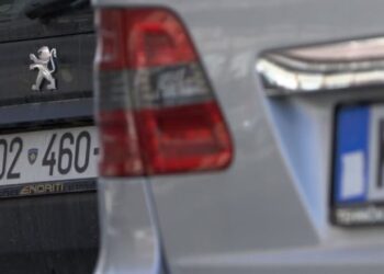 Sërish tensione? Digjen dy makina me targa të Kosovës në veri