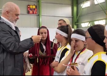 Fituan kampionatin e basketbollit/ Rama ndan medaljet për vajzat e shkollës 9 vjeçare: Kamza i dha Tiranës një mësim!