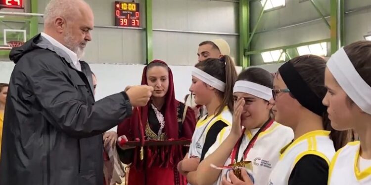 Fituan kampionatin e basketbollit/ Rama ndan medaljet për vajzat e shkollës 9 vjeçare: Kamza i dha Tiranës një mësim!