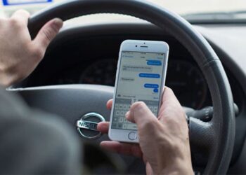 Eksperti rrugor: Personat që kapen duke përdorur telefonin në timon t’u hiqet patenta përgjithmonë!