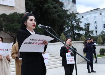“Në 10 vite janë vrarë 150 gra”/ Lëvizja Demokratike e Gruas protestë në 8 Mars: Në 2022 ka pasur 4000 denoncime për dhunë në familje