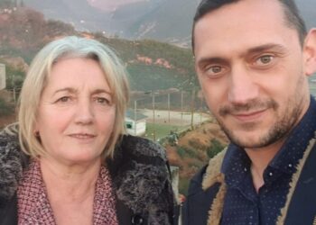 “Mallkuar qofshin ato plumba”, nëna iu vra gabimisht në lokalin ku punonte si banakiere, djali prek me mesazhin e tij