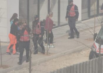 Shpërthen në flakë një makinë brenda parkingut në Tiranë, tymi i zi mbulon zonën