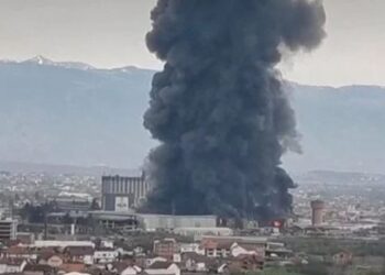 Reja gjigande e tymit pushton Pejën, policia raporton se…