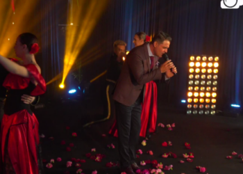 Super atmosferë në BB VIP/ Maestro surprizon të gjitha gratë për festën e 8 Marsit