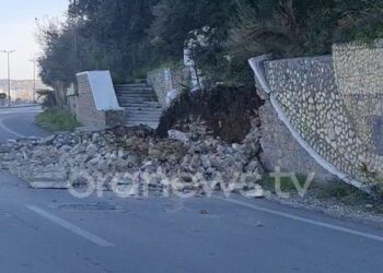 Shembet muri mbrojtës në rrugën e “Uji i Ftohtë” në Vlorë, bllokohet qarkullimi i mjeteve në një korsi