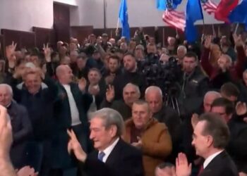 FOTOLAJM/ Berisha uron 8 Marsin në Mallakastër brenda sallës së mbushur plot me burra