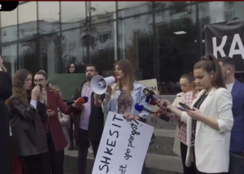 “O gra po na vrasin”/ Qytetarët në protestë: Lulet e Shën Valentinit dhe 8 marsit po na i kthejnë në lule morti!