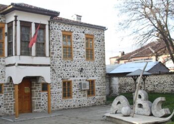7 marsi/ Sot dita e mësuesit, 136 vite më parë u hap Mësonjëtorja e Parë Shqipe