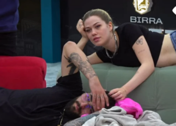 VIDEO/ Çfarë po ndodh? Keisi i përkëdhel kokën Lorencit
