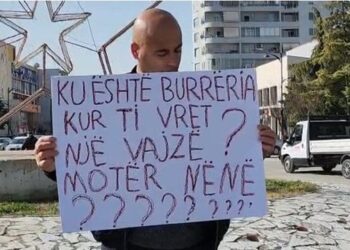 Qytetari proteston i vetëm në qendër të Fierit: Ku është burrëria kur ti vret një vajzë?