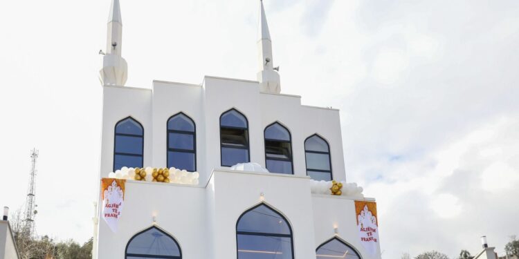 Hapet xhamia e re në Tiranë/ Veliaj: Kush ndërton një xhami, ndihmon një zonë të tërë!