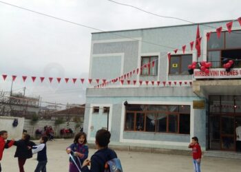 Sherr mes të miturve në shkollën e Paskuqanit, 15-vjeçari godet me thikë bashkëmoshatarin