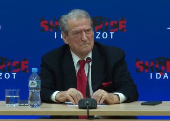 Humbi vulën/ Berisha në dëshpërim, mbledh deputetët dhe sulmon ambasadoren Yuri Kim: Kaq i angazhuar dhe McGonigali me fustan, apo…!