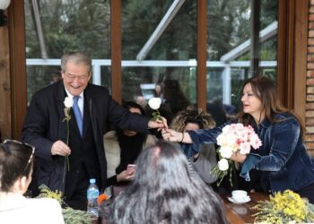 Çfarë po paralajmëron?! Berisha kremton 8 Marsin me gratë e Shkodrës: Nëna e parë martire u muros në kalanë e Rozafës
