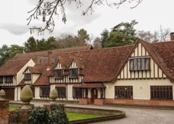 400 hotele në shërbim të 51 mijë azilantëve në Britani! Shqiptarja: Më mungon të flas, s’kam miqësi! Britanikët të zemëruar: Na kushtojnë 6.8 mln £ në ditë