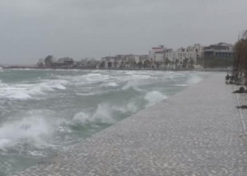 “Kapriçot” e motit, pezullohet lundrimi i anijeve në Vlorë (Video)