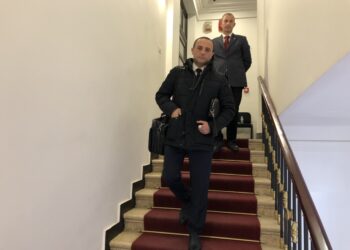 Nxori nga burgu Dan Hutrën, si e ‘çau rrjetën’ e Vetingut Gerd Hoxha! Ina Rama, Theo Jacobs, Sokol Çomo e Bekteshi kërkuan shkarkimin e tij