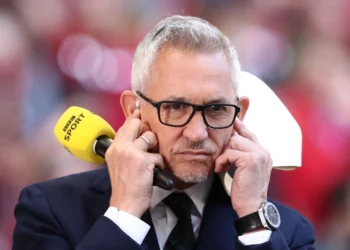 Gary Lineker u doli në krah emigrantëve që ikin me gomone në Britani, BBC e pezullon