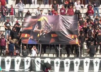 Pezullohet përkohësish ndeshja në Greqi, në tribuna u shfaqën 57 ‘arkivola’!