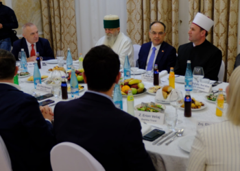 FOTO/ Iftari bën bashkë Metën me Begajn, Veliajn e Ballën, nuk mungon as Yuri Kim. Berisha s’bëhet fjalë…!