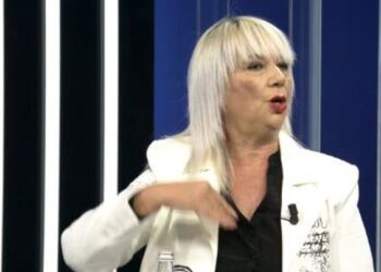 “Basha mashtron…”/ Gazetari përplaset me përfaqësuesen e ‘Rithemelimit’: Jeni fashistë, keni uzurpuar selinë e PD