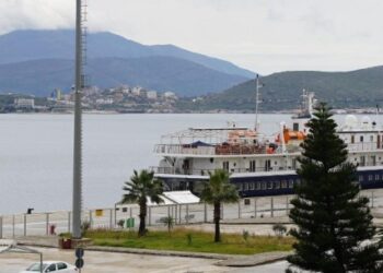 FOTOT/ Mbërrin në Sarandë kroçera e parë për 2023 nga SHBA, Rama: Ogur i mirë për sezonin turistik