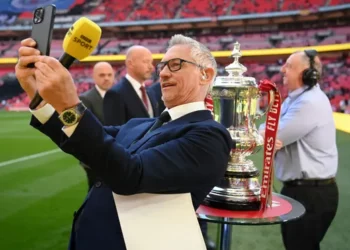 Ish futbollisti/ Kritikoi planet e qeverisë britanike për emigrantët, BBC pezullon nga puna gazetarin Lineker. Nis bokoti ‘zinxhir’…!