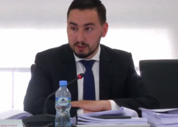 ‘Goditet’ Alibeaj/ Jep dorëheqjen këshilltari ligjor i grupit parlamentar të PD, Logu: Do vijoj të mbetem anëtar i partisë