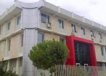 U gjet i pajetë brenda tualetit të hotelit, prokuroria e Lushnjës nis hetimet për vdekjen e 47 vjeçarit spanjoll