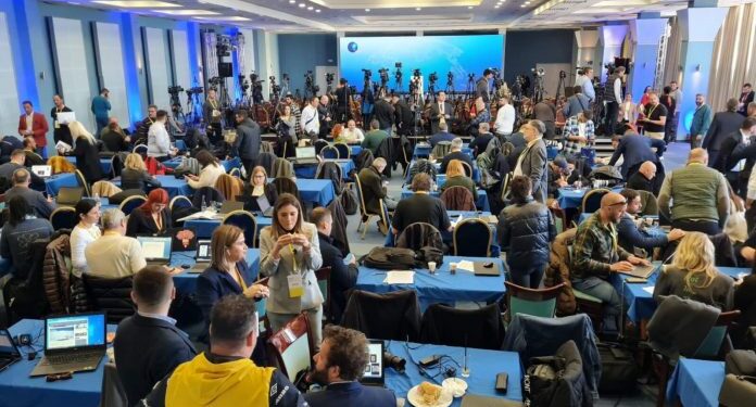 FOTO LAJM/ Nga dhoma e gazetarëve në Ohër, të gjithë të pritje të lajmeve nga Kurti dhe Vuçiç